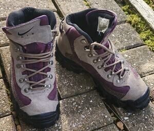 Vintage Nike ACG Air Mada Shoes Women's Size 7.5 Suede Trail Hiking Boots 90s